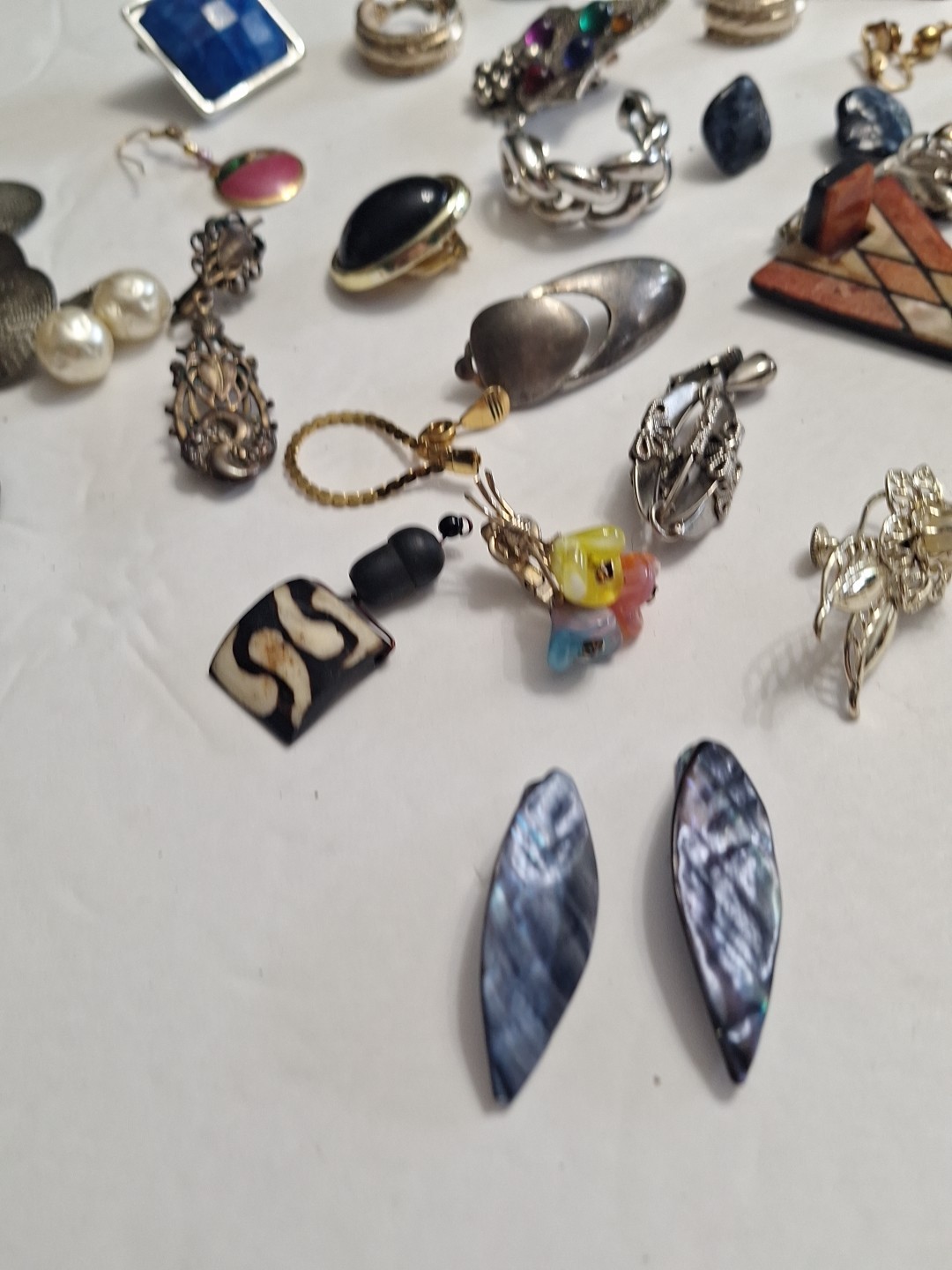 Costume Jewelry Earring Lot 40 pc pre-owned SINGLES AND PAIRS. AS IS . JZ