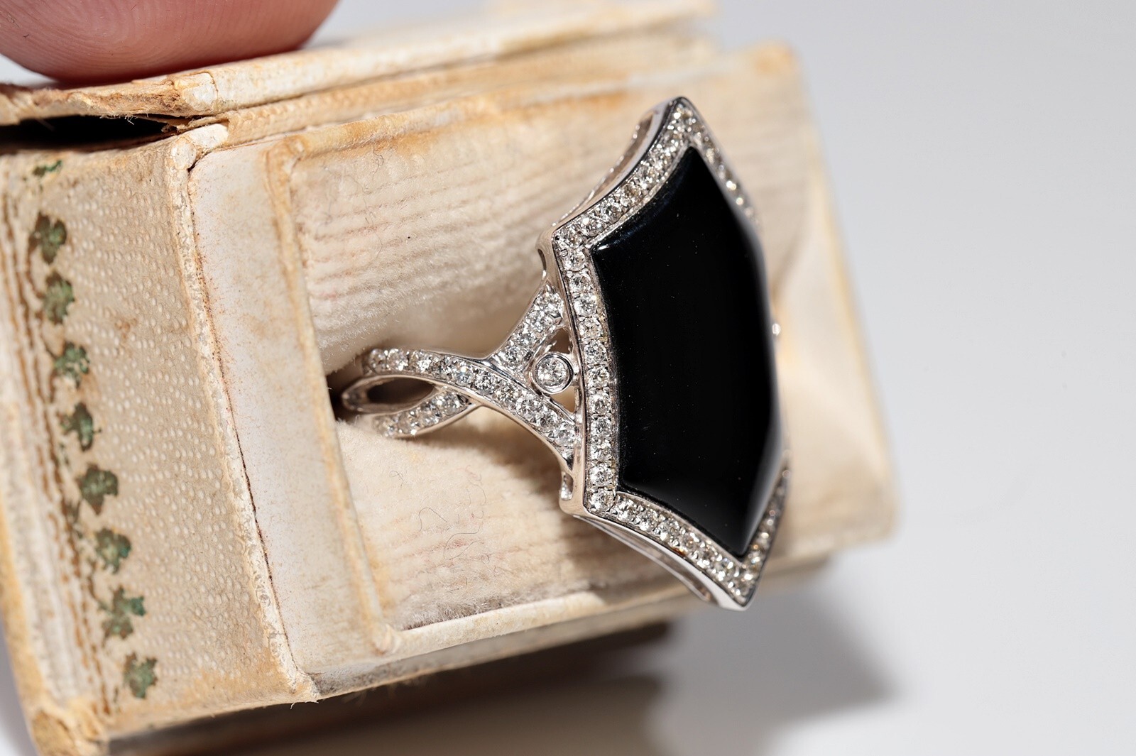 14k Gold Natural Diamond And Onyx Decorated Navette Ring