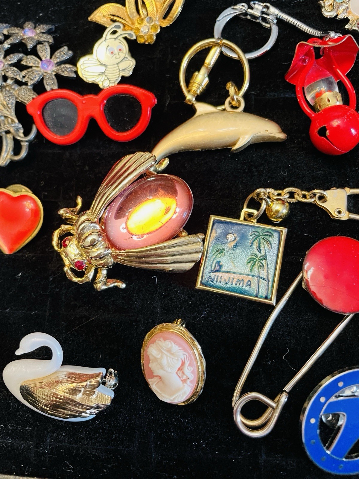 Jewelry Lot Brooches Insect Drummer Cameo Dolphin Keyring Swan Kilt Pin 18 Pcs