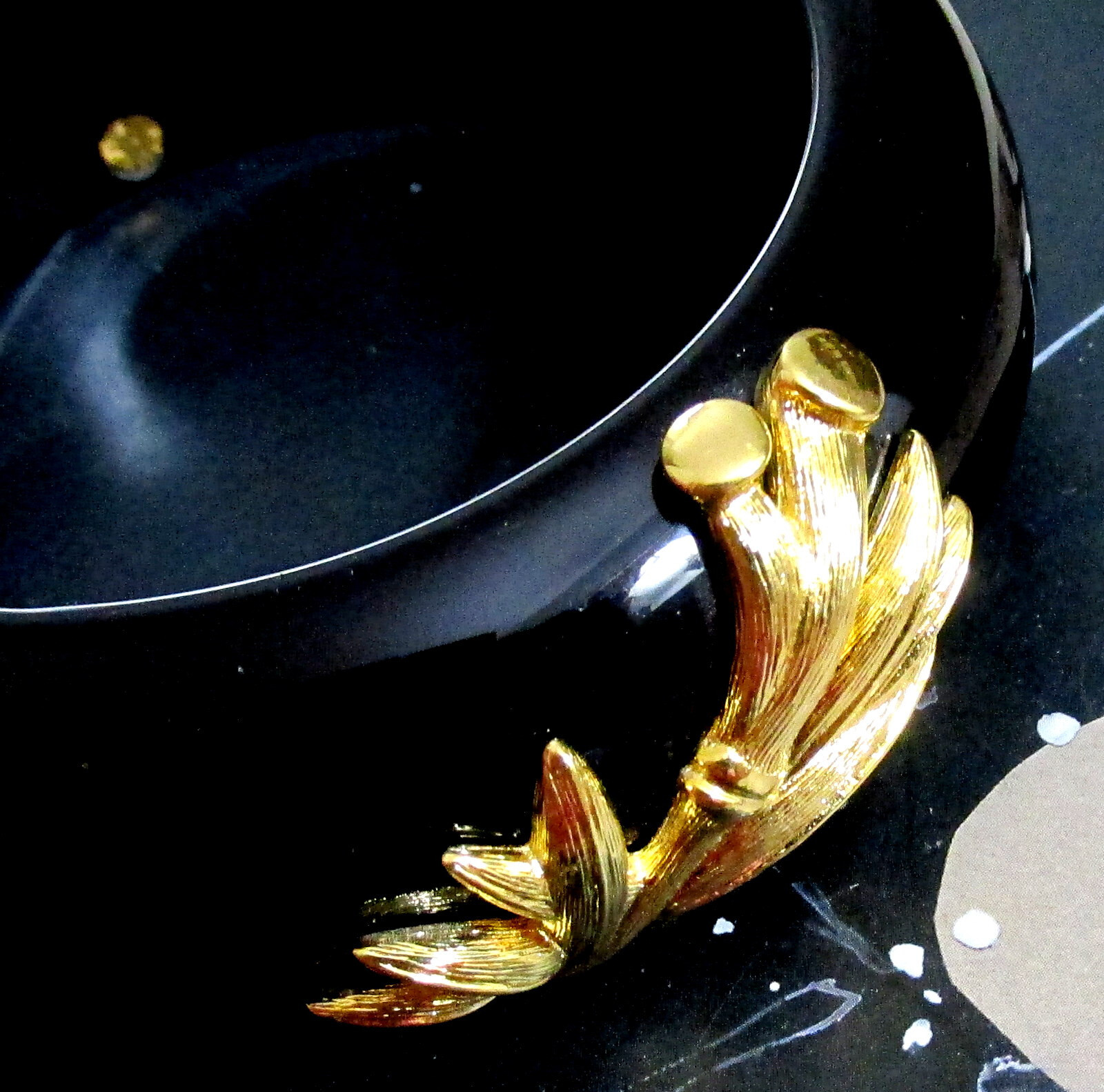 VTG RARE RUNWAY MONET BLACK LUCITE GILT BAMBOO LEAF SOLID WIDE BRACELET BANGLE