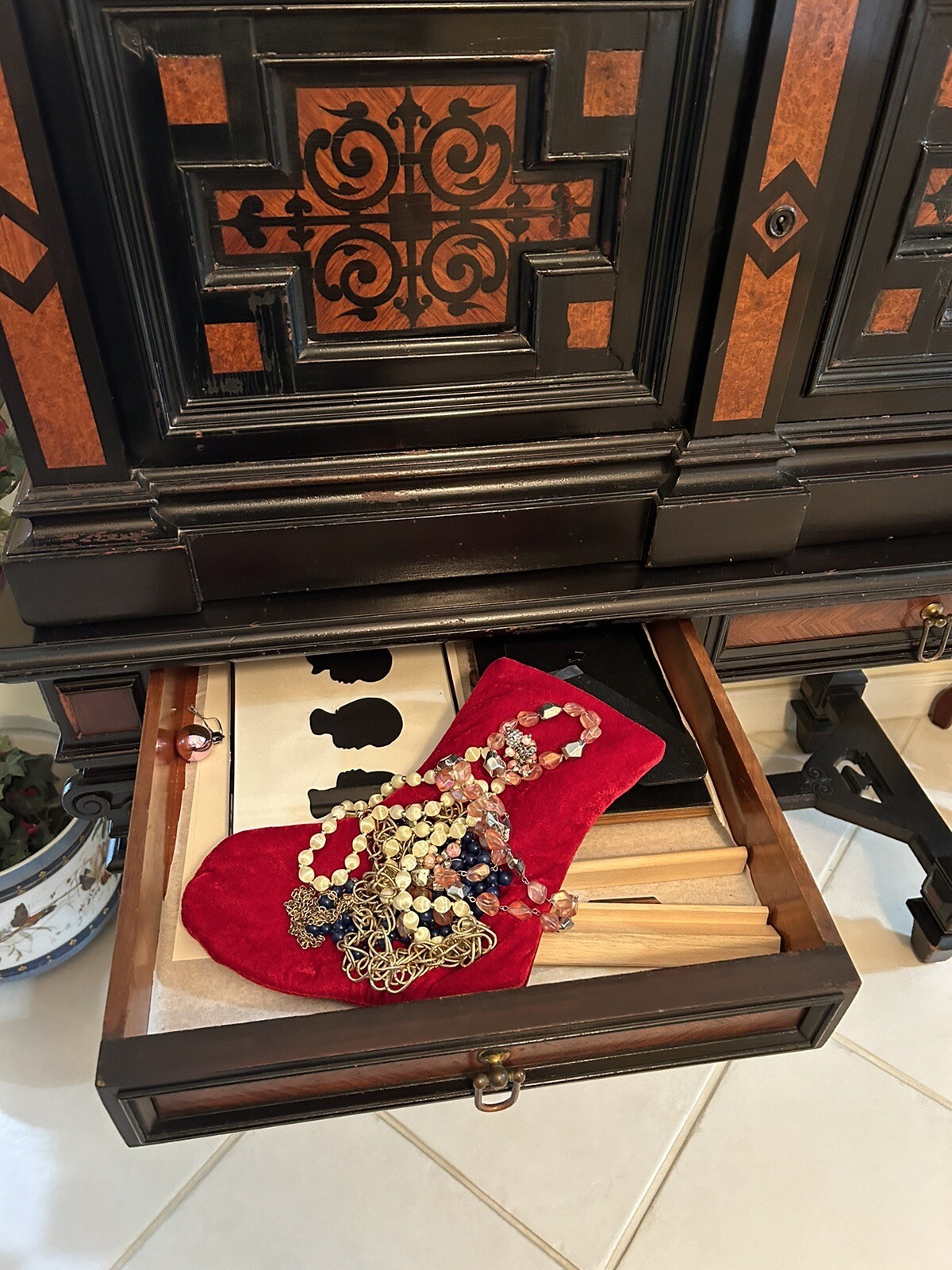 Vintage Costume Jewelry in Velvet Sack – L-Q-Q-K