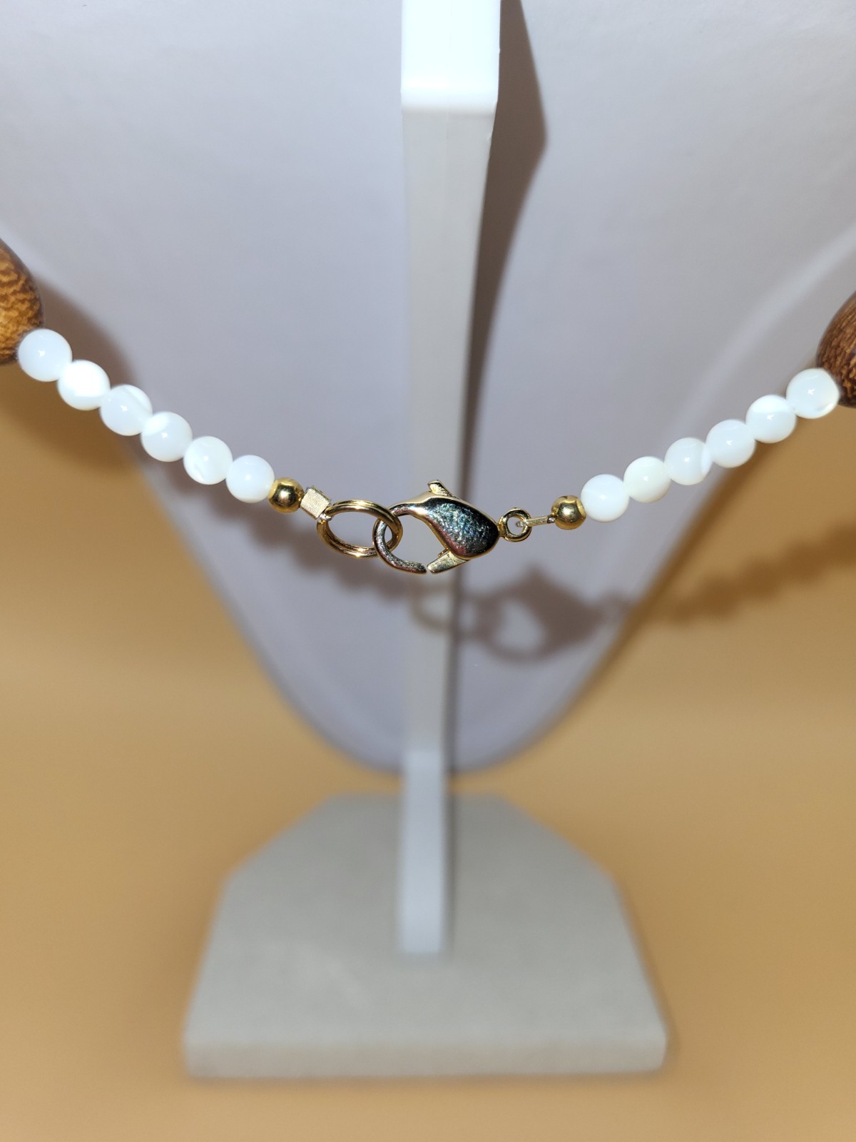 Vtg Lee Sands Brown & White Beaded Necklace w/ Mother of Pearl Seashell Charm