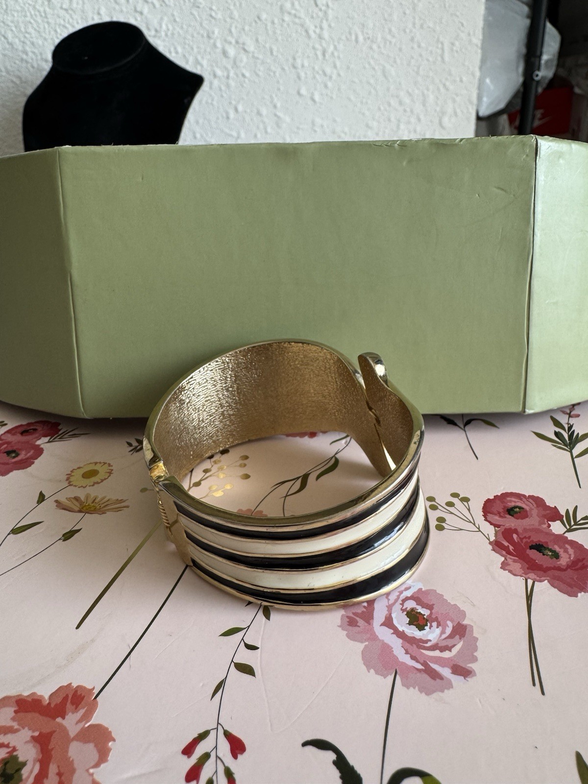 Vintage Textured Spring Snap Gold Tone Black & Beige Bracelet – Preowned