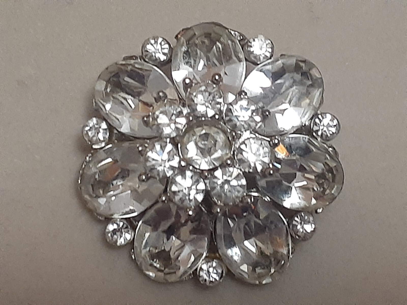 Fauceted foiled back rhinestone cluster round brooch/pin