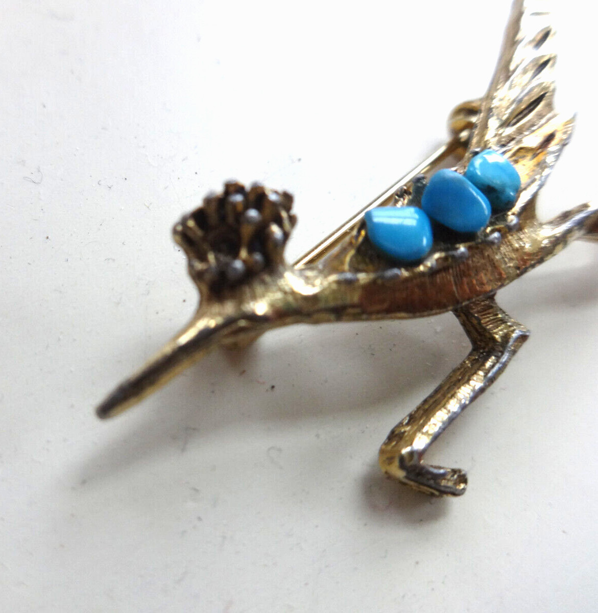 VTG ROADRUNNER BROOCH PIN TEXTURED GOLD TONE TURQUOISE STONES MISSING EYE GUC
