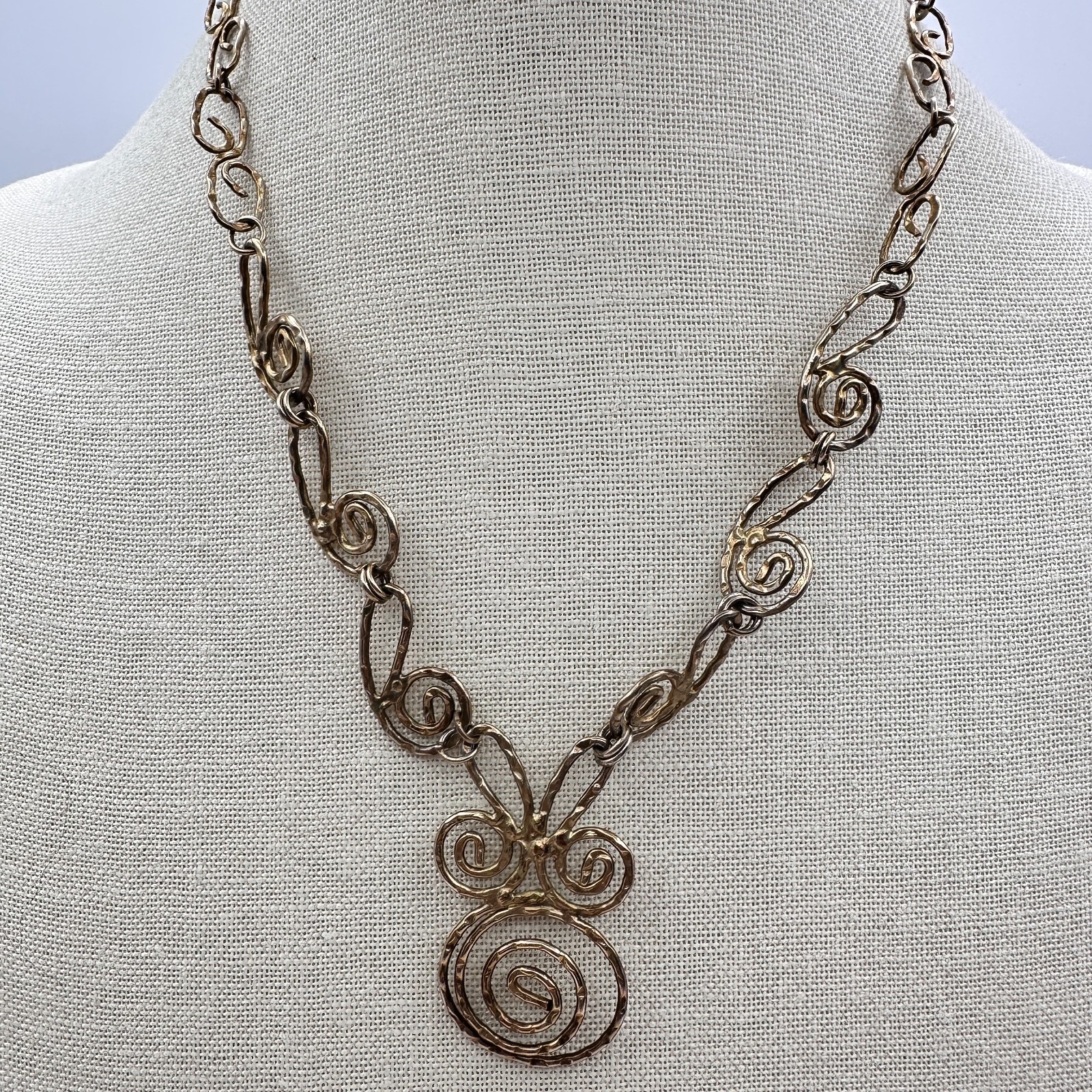 Vintage 80s Gold Tone Swirl Hammered Spiral Pendant Necklace Women’s Jewelry
