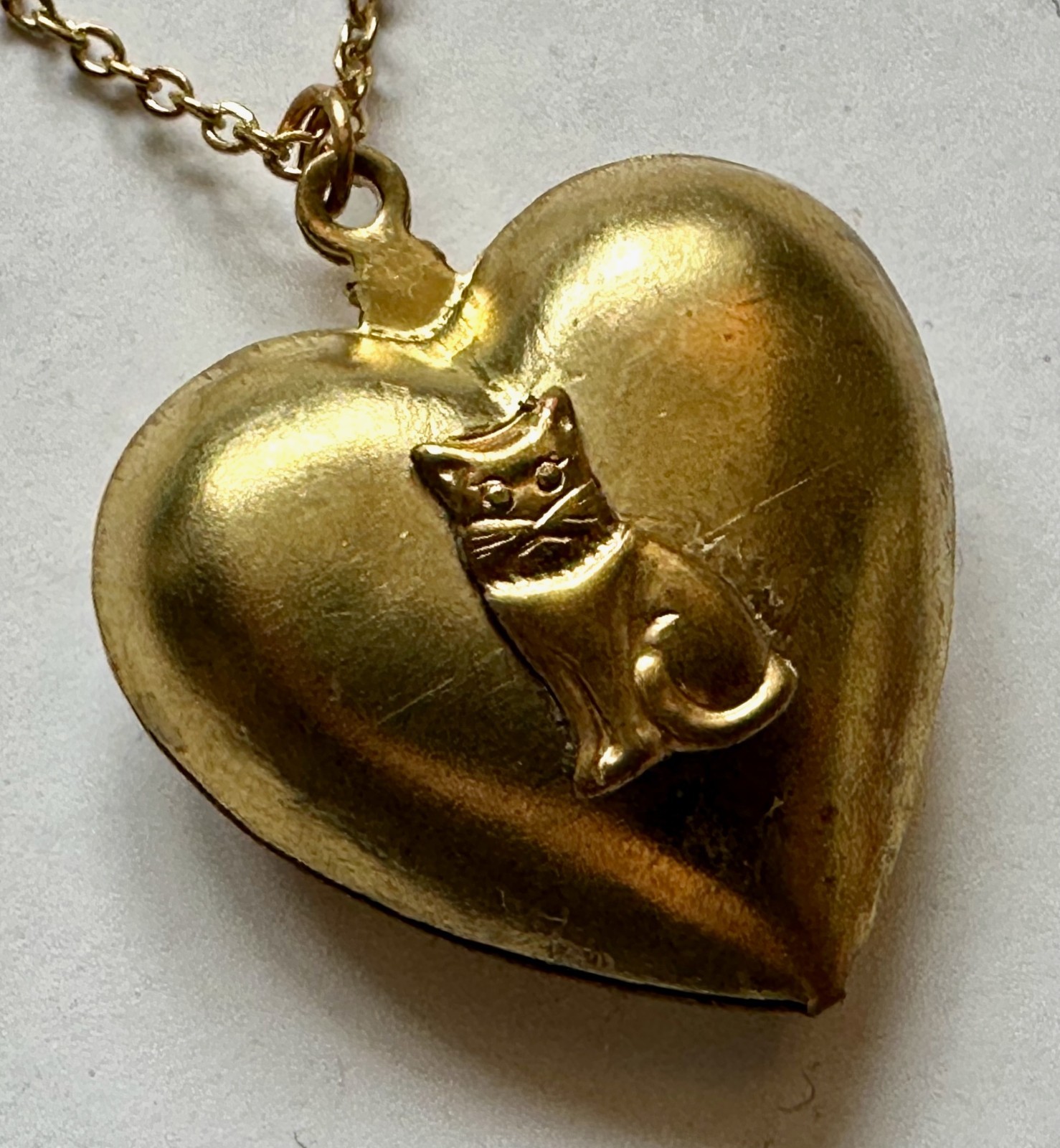 VINTAGE HEART PUFF BRASS W SMALL CAT PENDANT 1″ NECKLACE 20″ Gold Plated