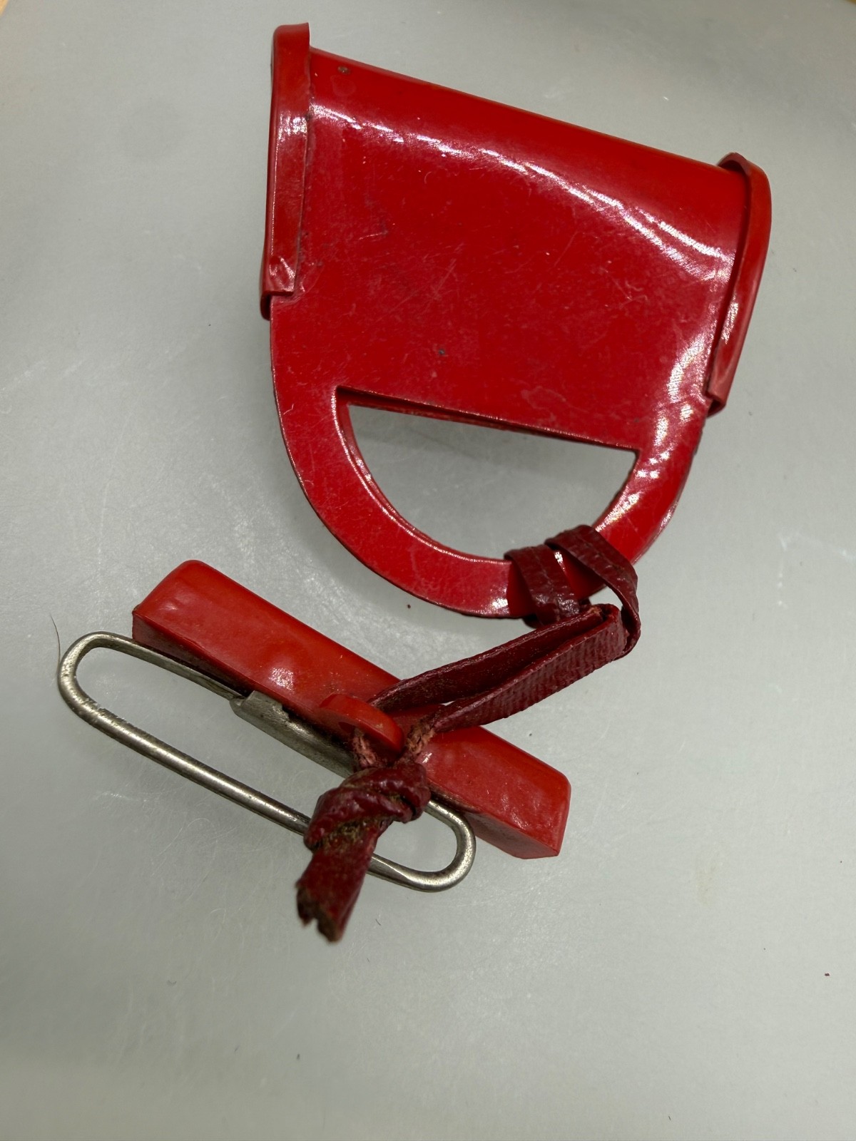 VINTAGE ESTATE MID CENTURY CELLULOID RED BAR PURSE MAD MONEY PIN BROOCH