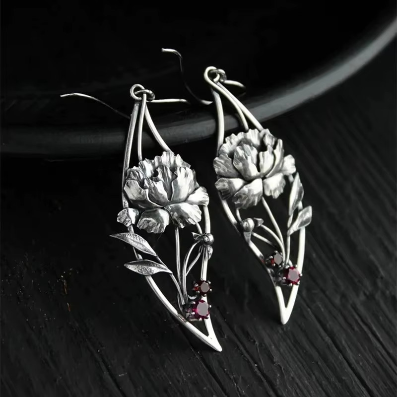 NEW Vintage Carved Leaf Dangle Earrings Red Stone Flower Design Metal Jewelry