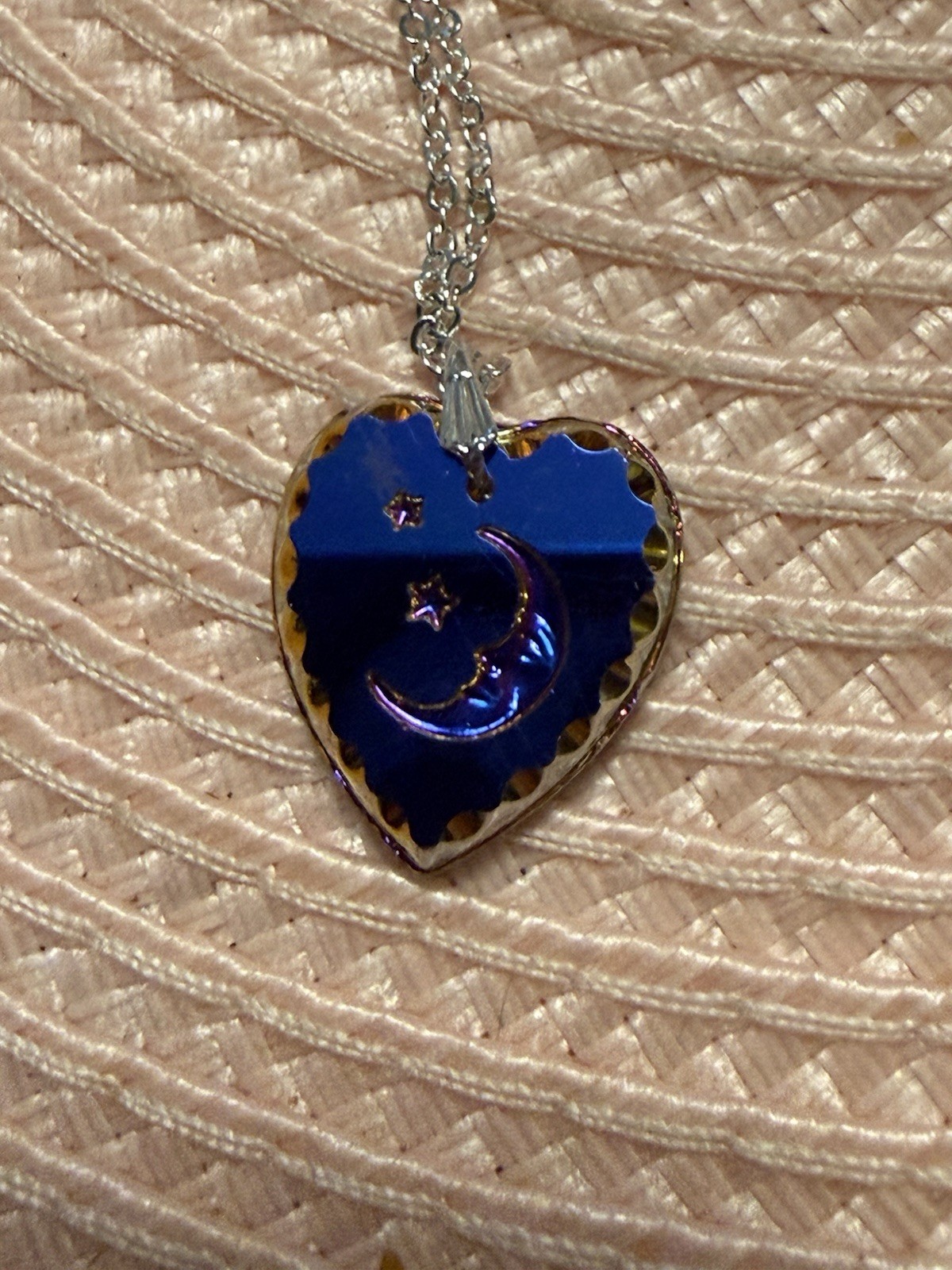 VTG 3/4” MOON ETCHED IN GLASS HEART PENDANT ON 18” SILVERTONE CHAIN