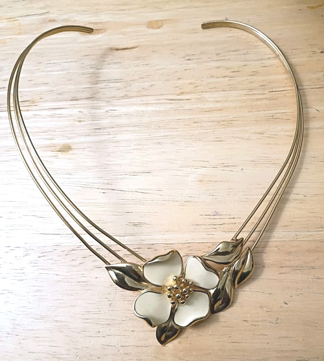 Vintage TRIFARI DOGWOOD FLOWER Choker Necklace Off White/ Cream Enamel Gold Tone