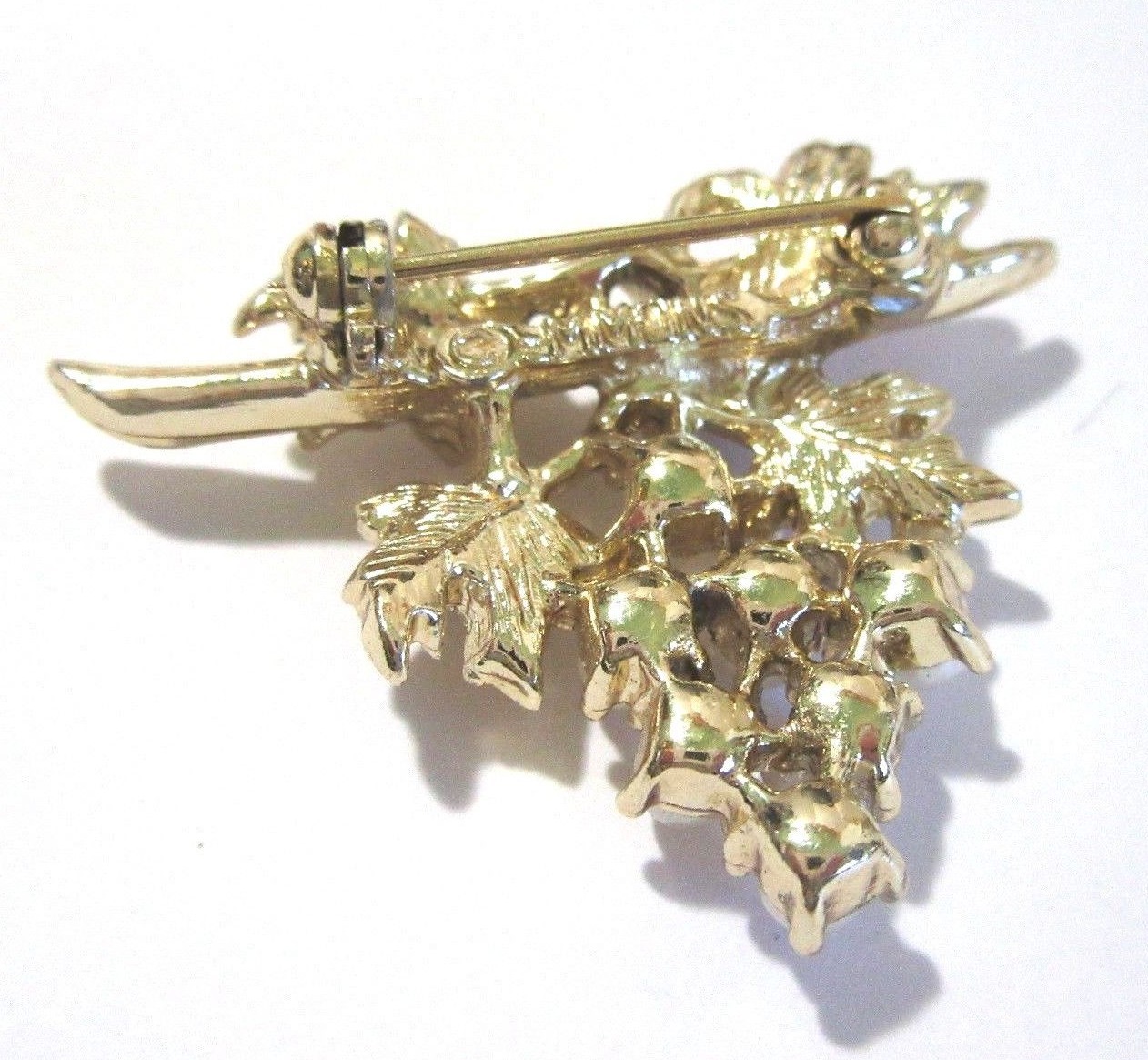 BUNCH OF GRAPES PIN FAUX PEARL GOLD TONE TEXTURED LEAVES DESIGNER SIGNED EMMONS