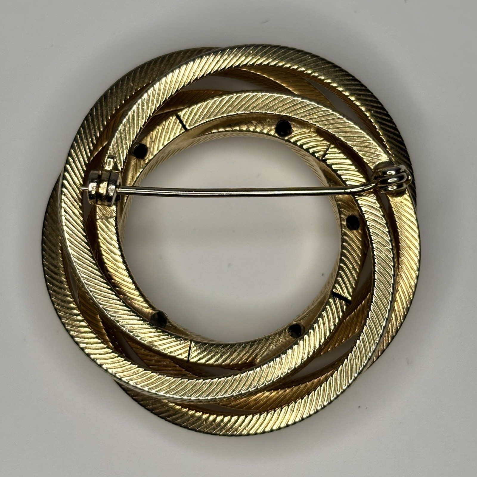 Vintage Gold Tone Textured Triple Swirl Circle Brooch Pin – Costume Jewelry