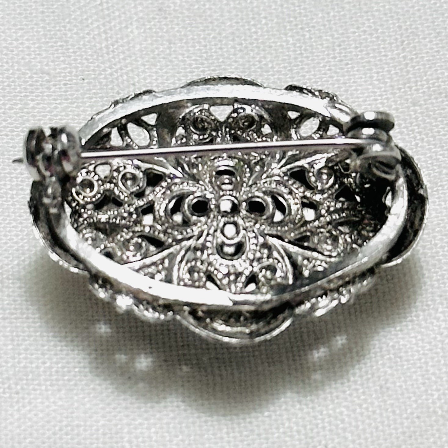 Vintage Silver Tone with White Oval Stone Cabochon Brooch/Pin YY47