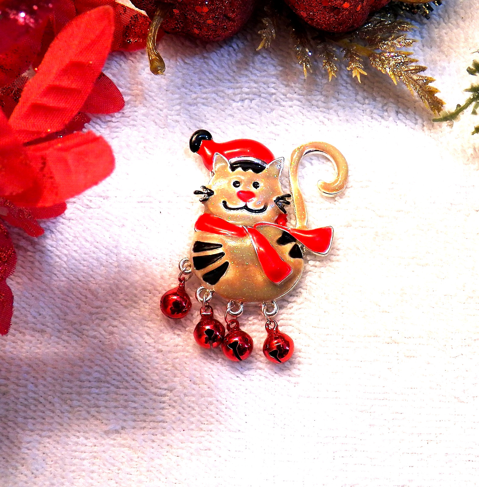 CLASSIC CHRISTMAS KITTY PIN BROOCH CAT FELINE MOVING BELLS RED HAT SILVER TO X25