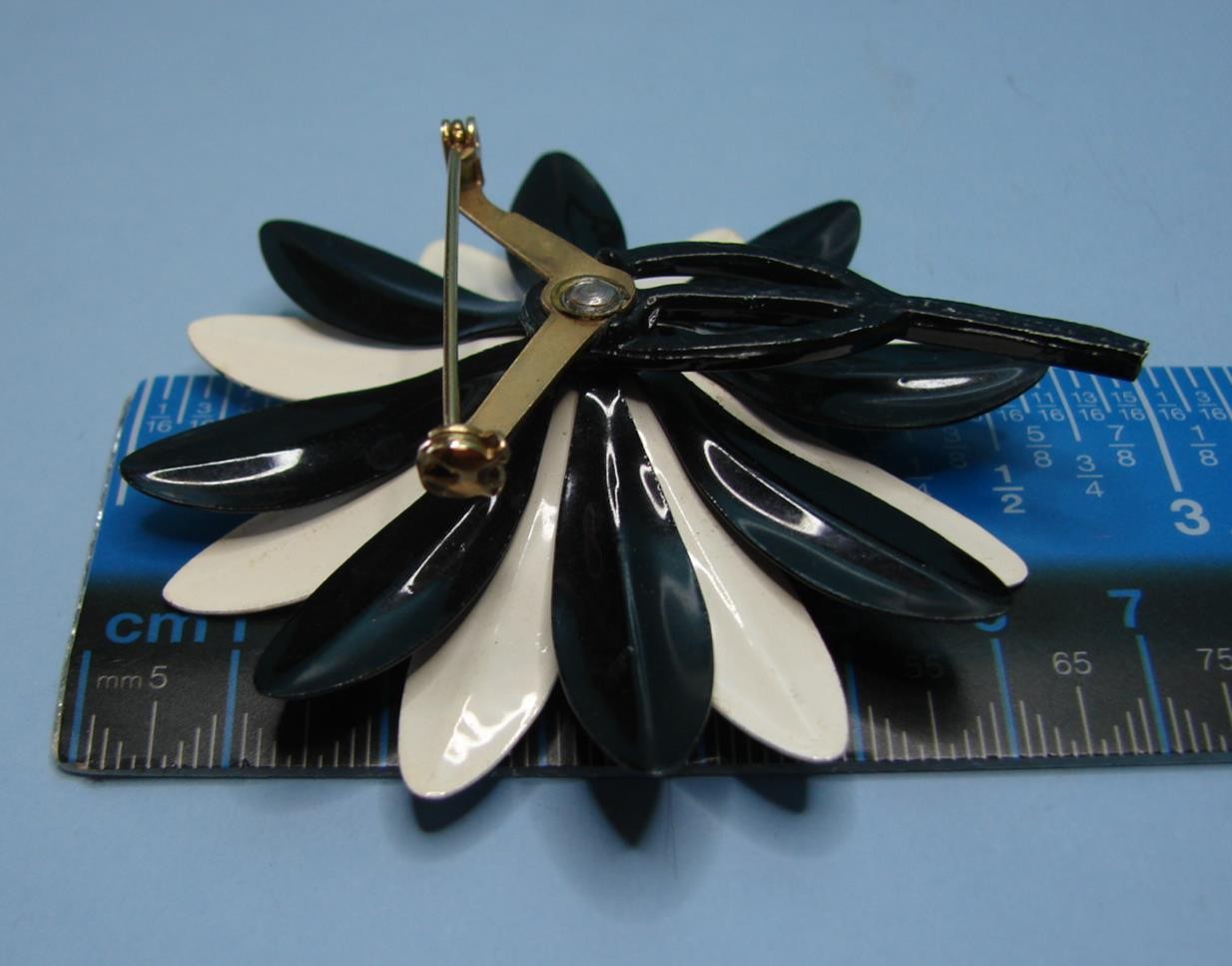 Vintage Retro Hippy Mod 60’s Black & White Enamel Metal Daisy Flower Pin Brooch