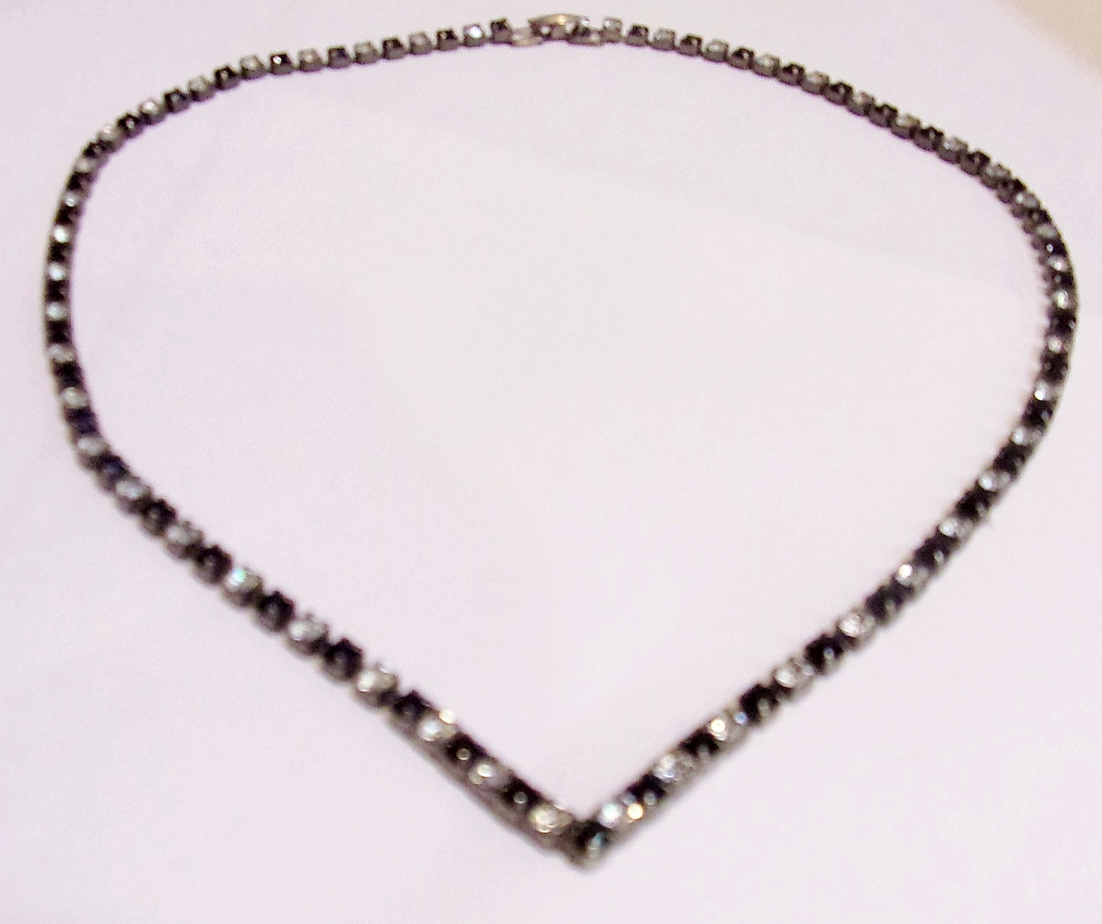 Vtg Black & Clear Crystals,Prong Set Silver, Tone Metal V Design 16″ L Necklace