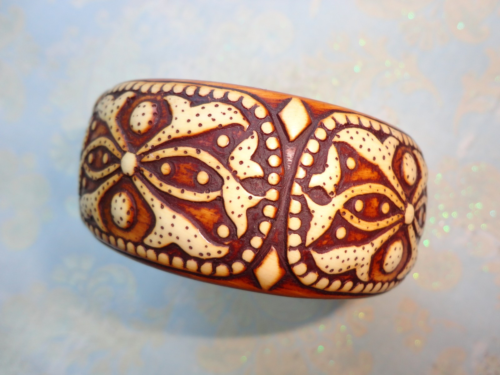 VTG ’70S ESTATE CHUNKY BROWN & CREAM CARVED LUCITE FAUX WOOD BANGLE BRACELET