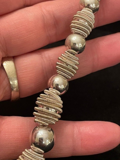 Vin. Monet Silver-ton necklace Twisted spril beads+ slver beads 9.25″ ajustable