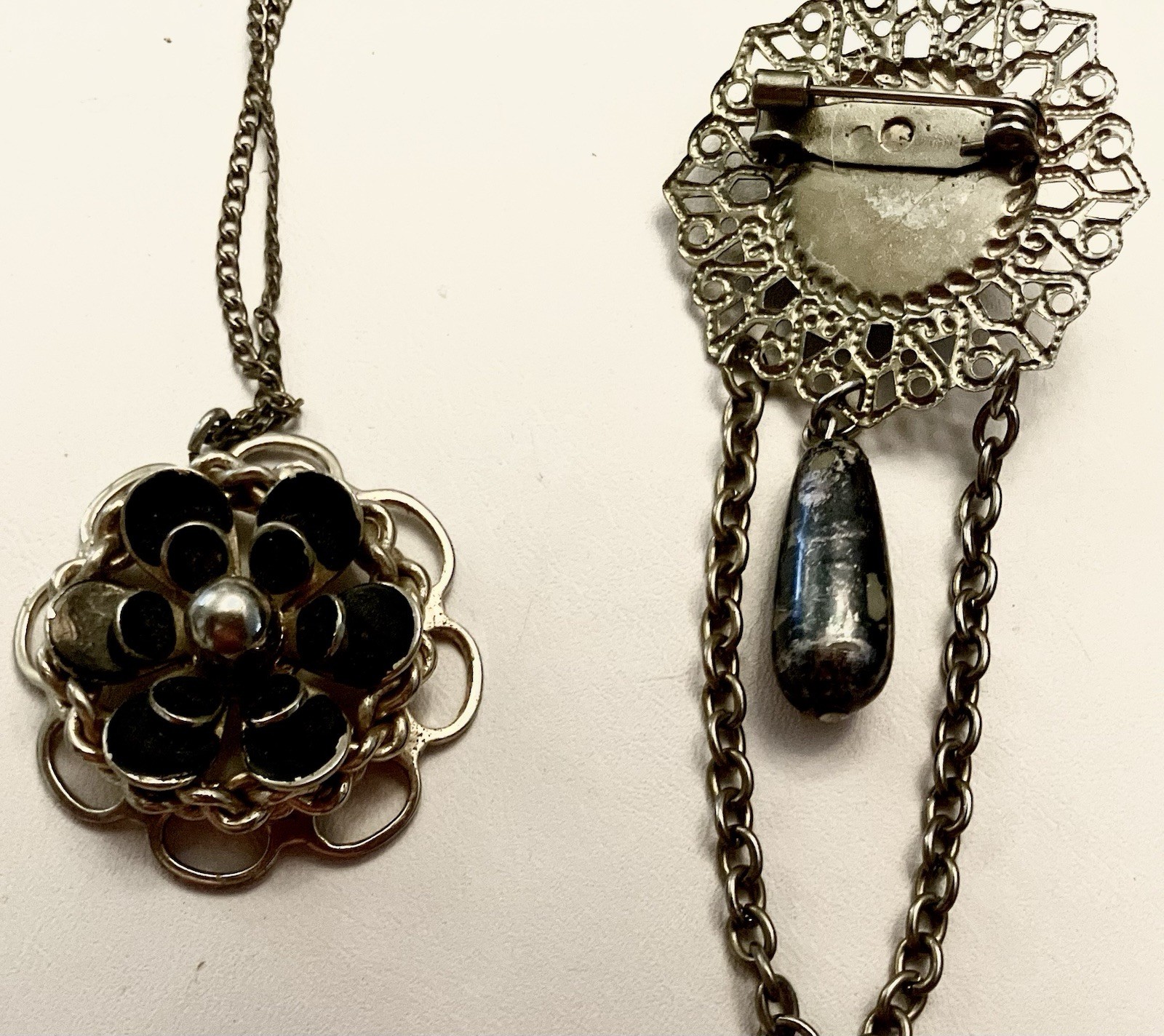 Small Collection of Lovely Unbranded Vintage Pins/Brooches/One Pendant/