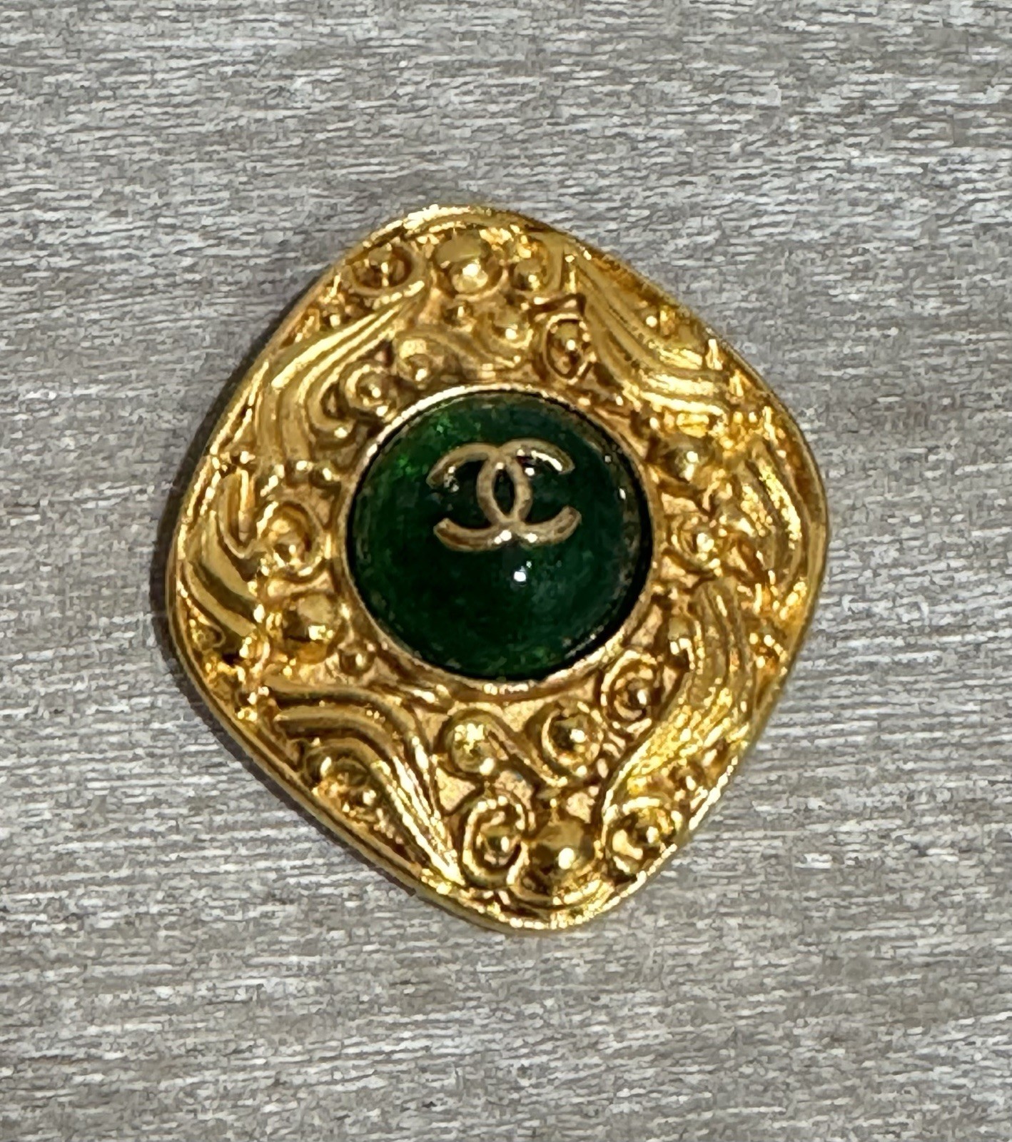 Vintage CHANEL Green Gripoix Glass Cabochon CC Brooch Gold Tone Baroque 1980s