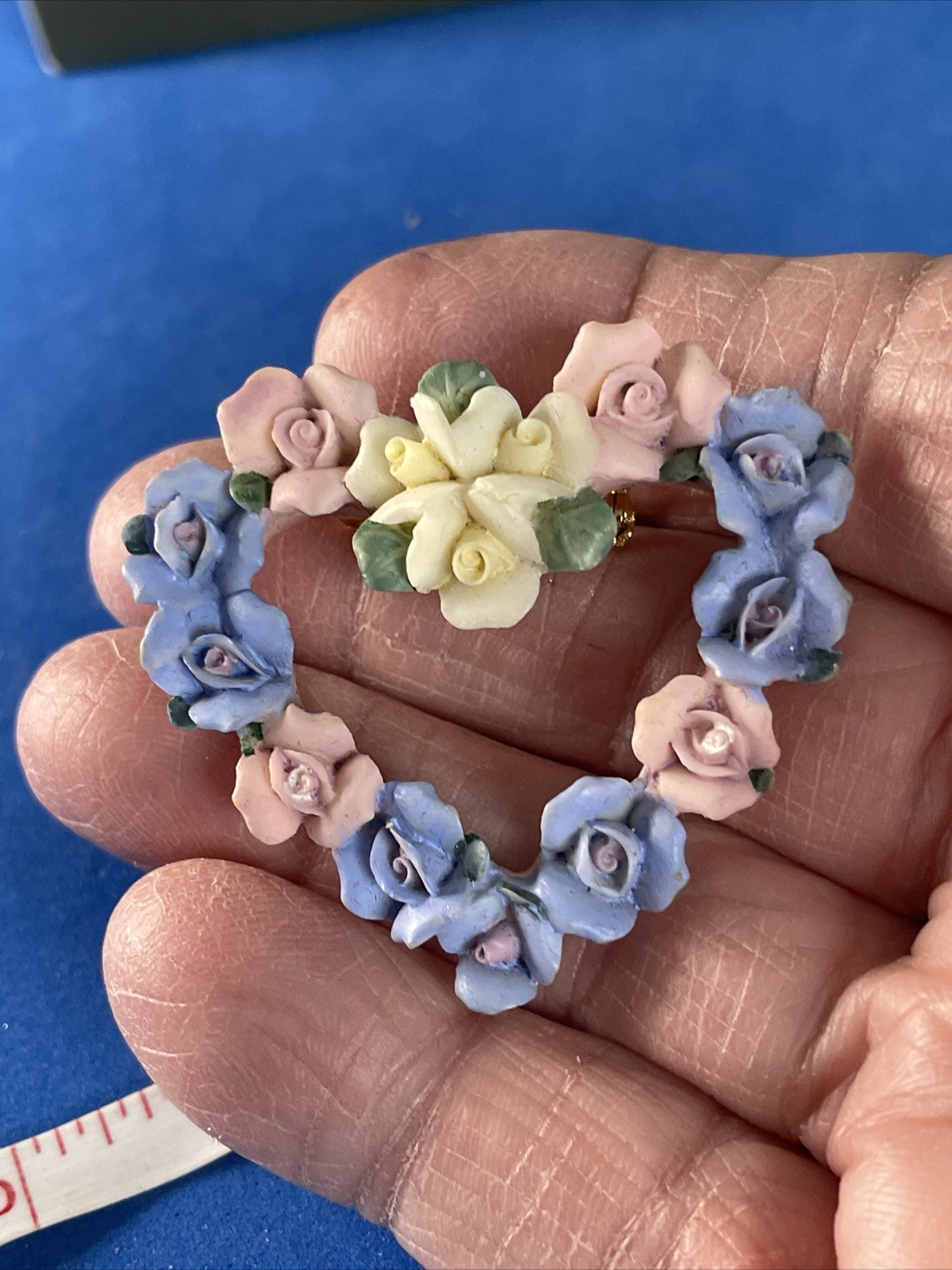 Avon Hearts And Roses Brooch Vintage Pin Pastel Yellow Pink Blue Flowers A3