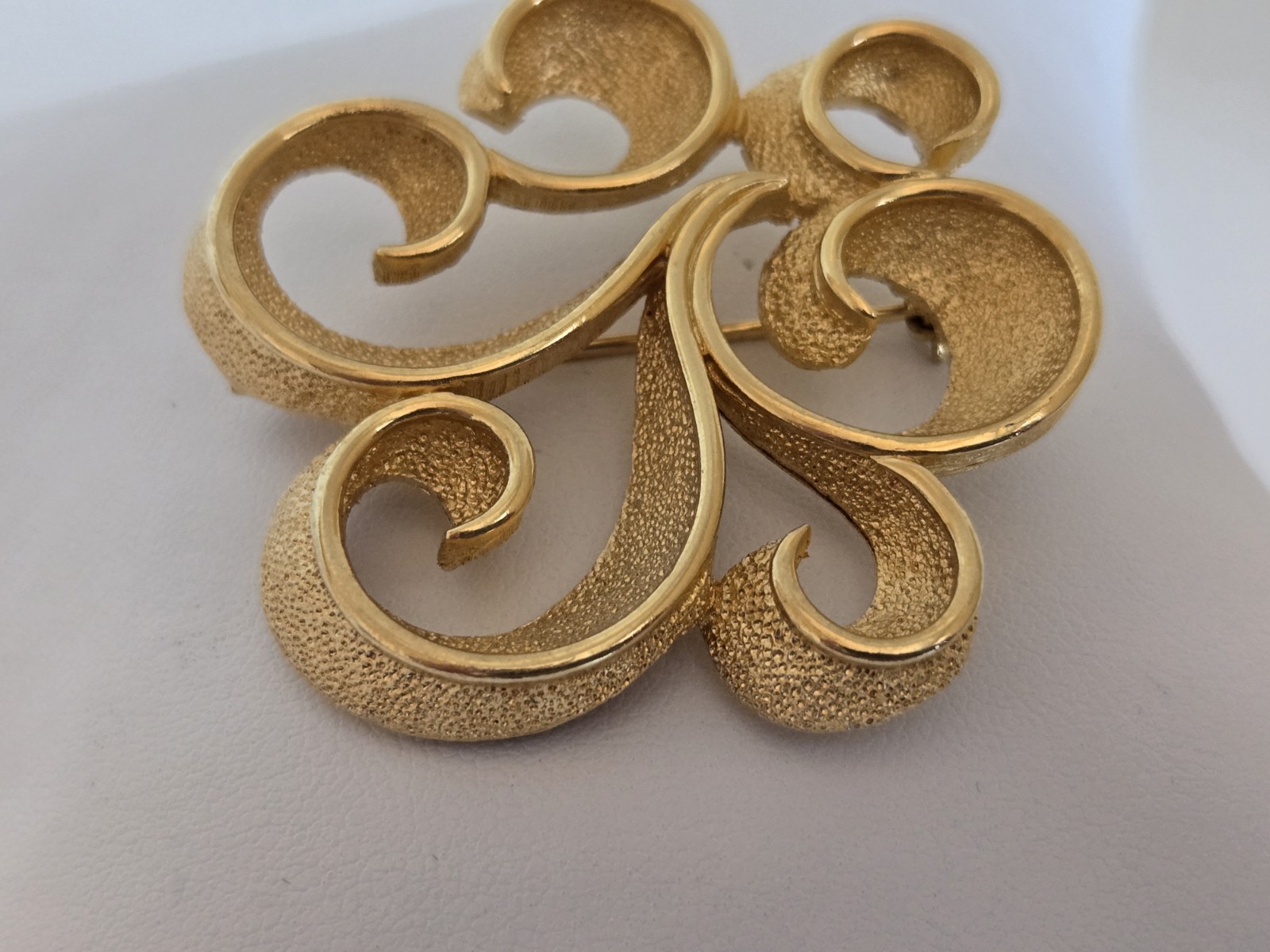 Vintage Crown Trifari Gold Plated Swirl Ribbon Design Brooch 1 3/4″