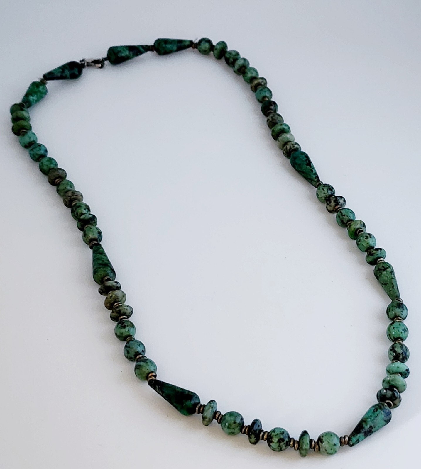 NATURAL JASPER STONES GREEN GRAINED ASYMMETRICAL SHAPES 25″ LENGTH NECKLACE VTG