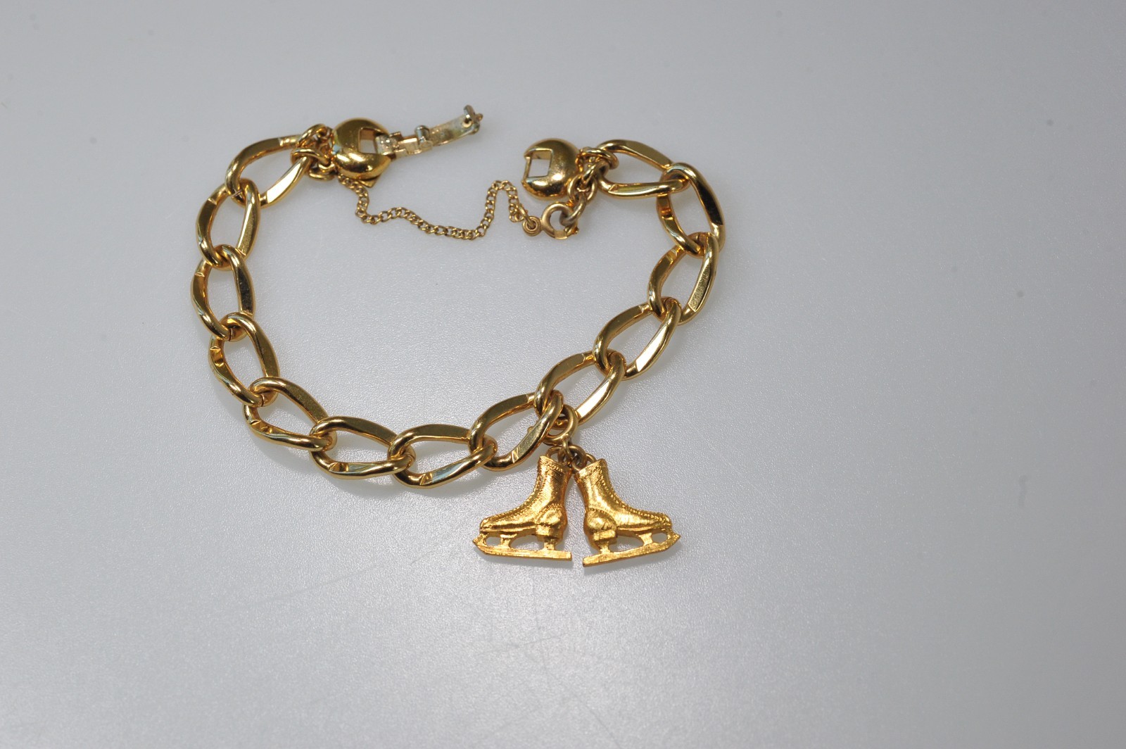 Vtg Monet signed Charm gold tone bracelet starter with 1 charm ****READ AF13