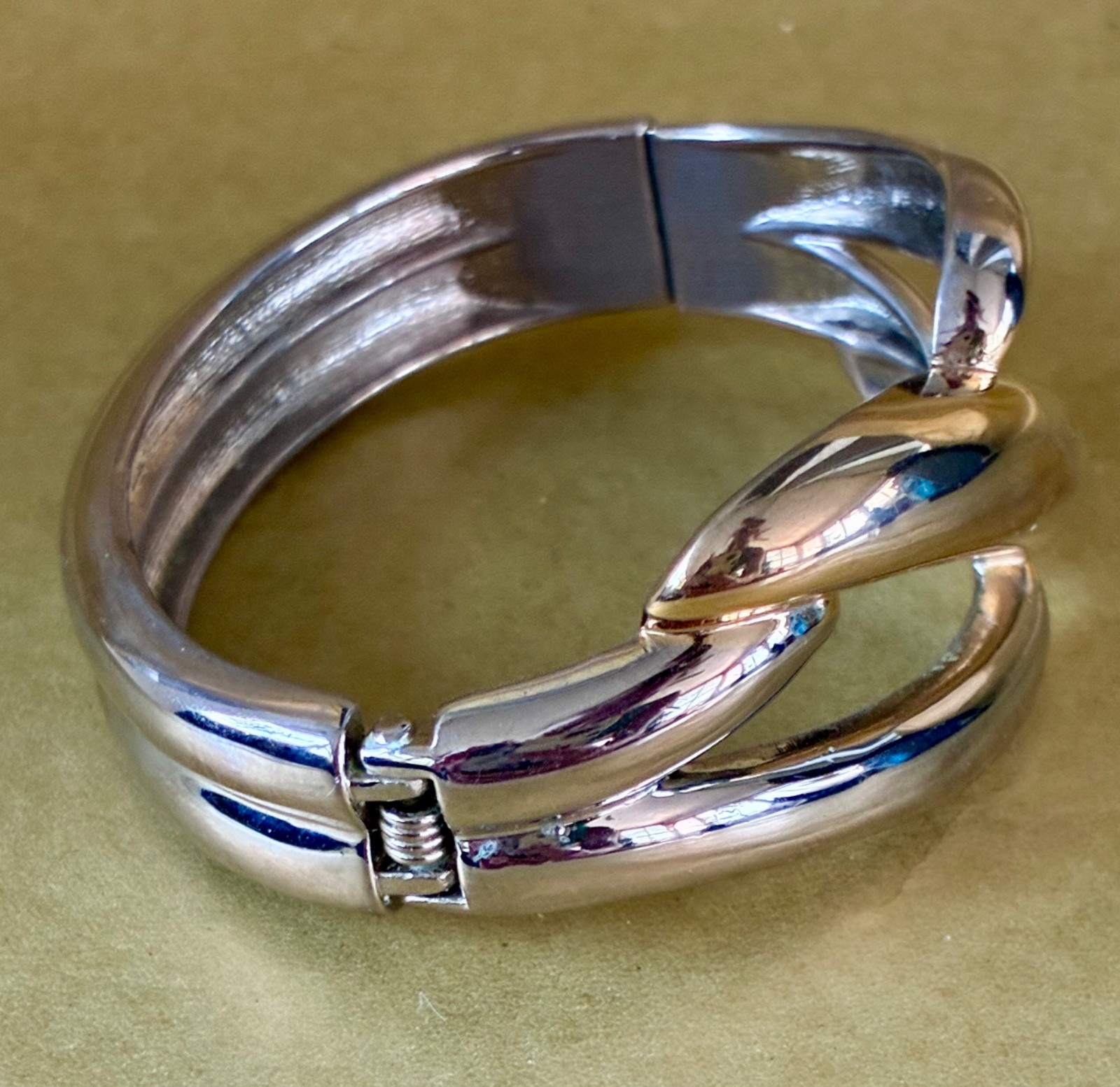 Vintage Modernist Gold & Silver Tone Hinged Bangle Bracelet Open Metal Swirl 8″