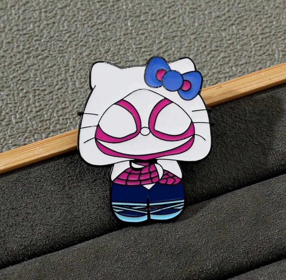 New HELLO KITTY Pin GWEN STACY Brooch SPIDER-MAN Costume SPIDER WOMAN Cosplay
