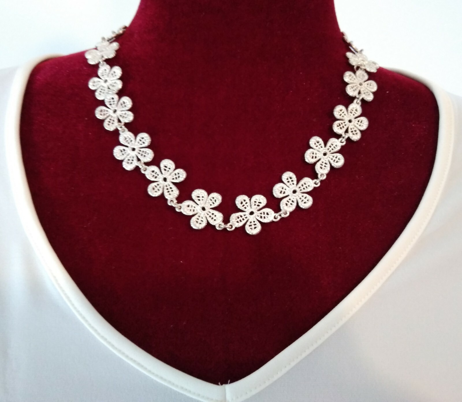 Stunning~~~18″ ~Ecru~~Heavy Metal Flower Necklace~~Artisan Made