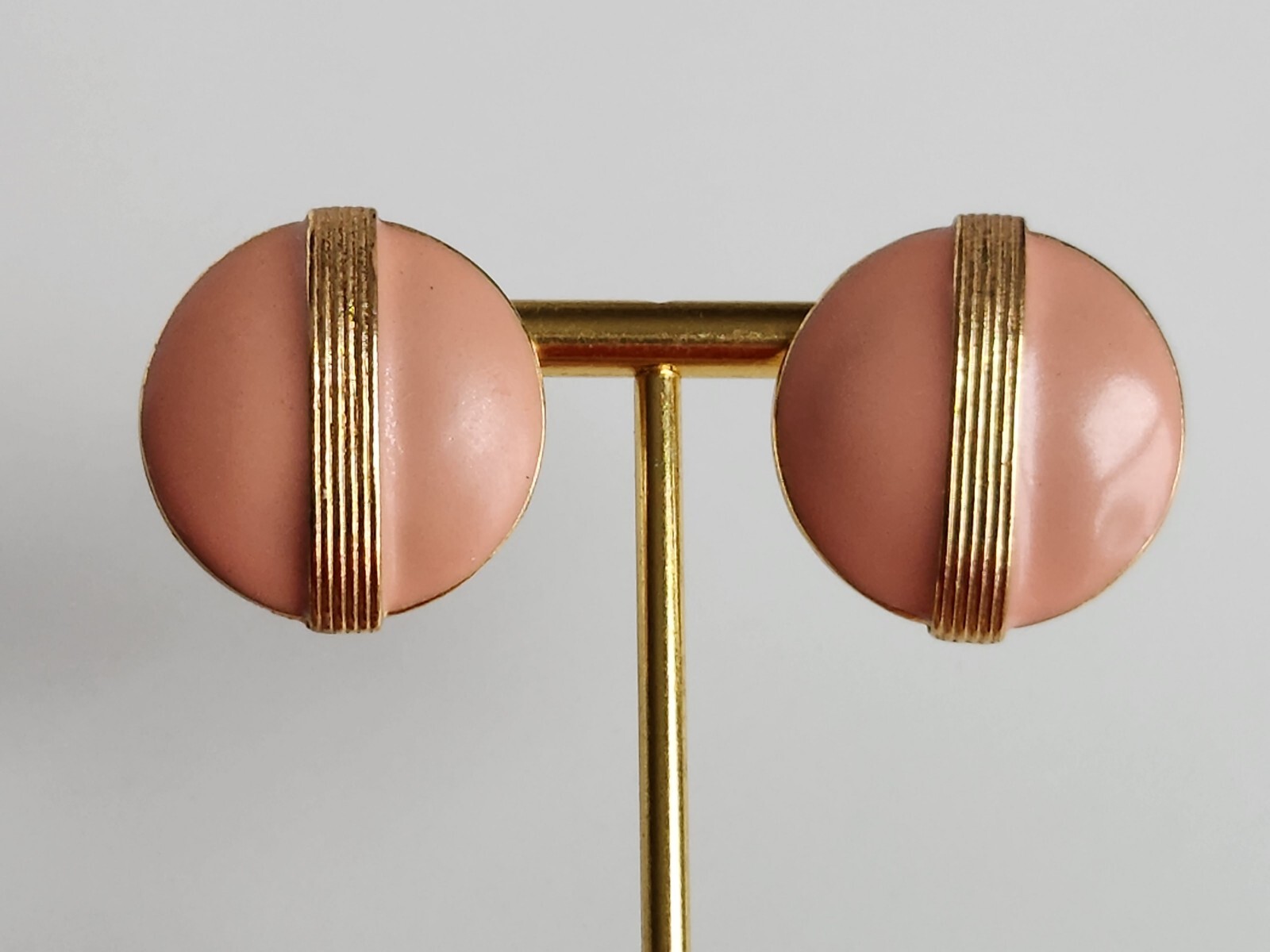 Vintage Salmon Color Round Enamel Earrings w Gold Tone Vertical Grooved Lines 1″