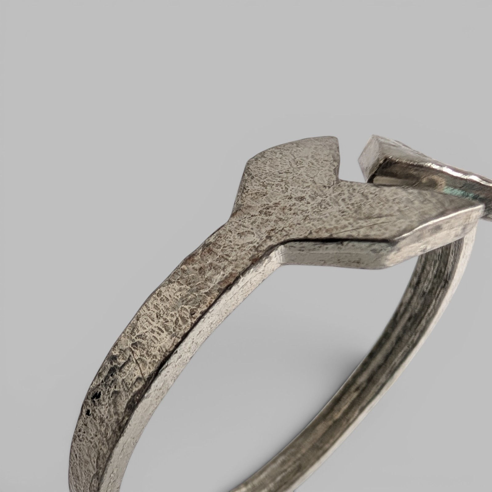 Robert Zentall Hammered Pewter Arrow Bangle Bracelet Adjustable Vintage