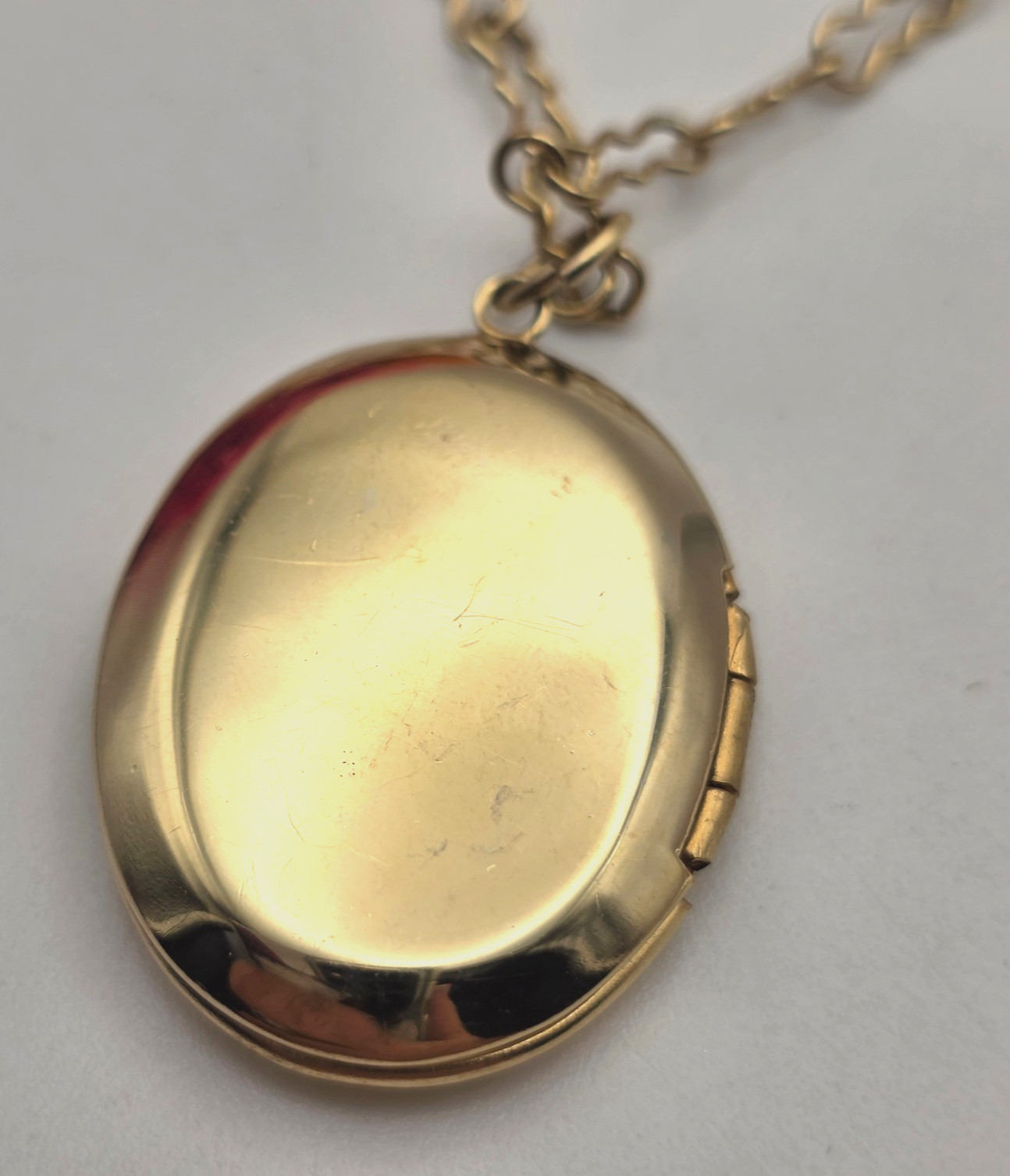 Vintage Gold Tone LSM Oval Photo Locket Necklace 24 In Wavy Link Chain