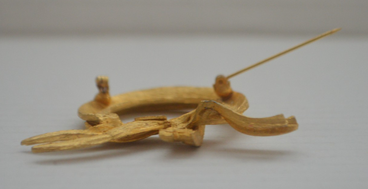 VTG Goldtone Brooch Shaped Like a Ribbon with a Knot. Safety Clasp. Initials AN