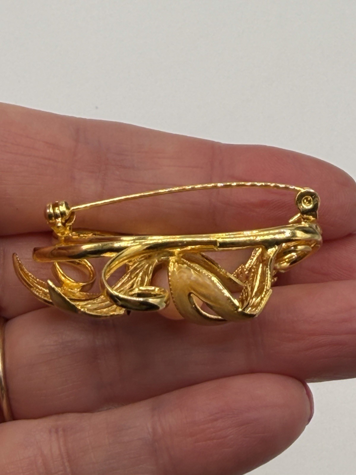 Vintage Coral Orchid Flower BROOCH Pin Champagne Enamel Gold Finish Peach