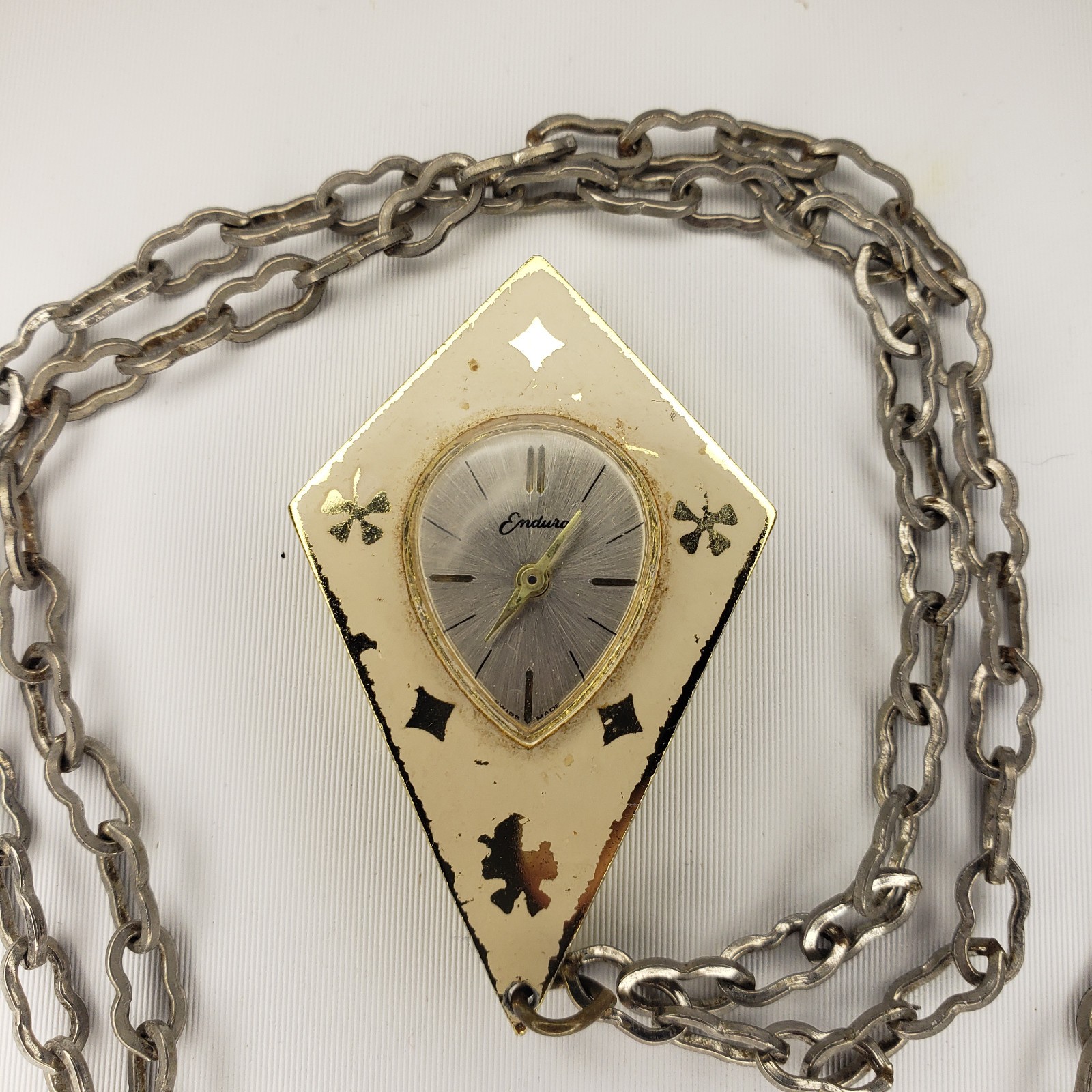 Vintage Endura wind up pendant style watch from the 60s 28″ inch chain