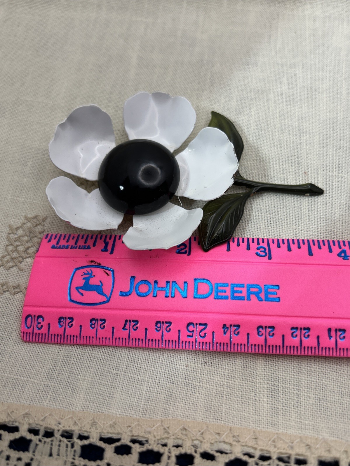 Vintage Retro Hippy Mod 60’s White Daisy Black Enamel Metal Flower Brooch 3.5