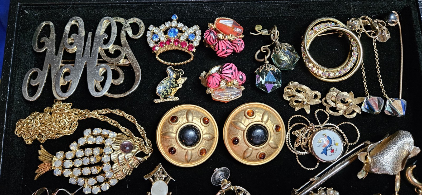 Goldtone Jewelry Lot Avon Hong Kong Signed Pieces Brooch Earrings Vtg-Mod E31