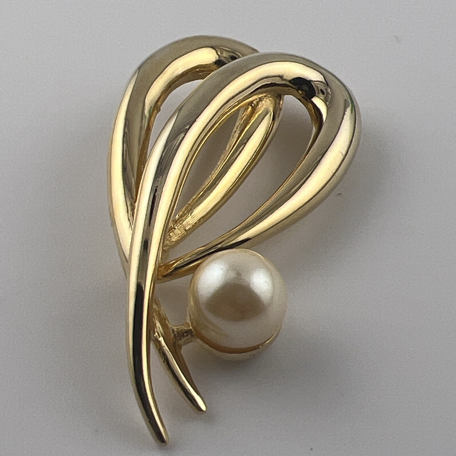 VINTAGE Richelieu faux Perl open work Brooch A-53