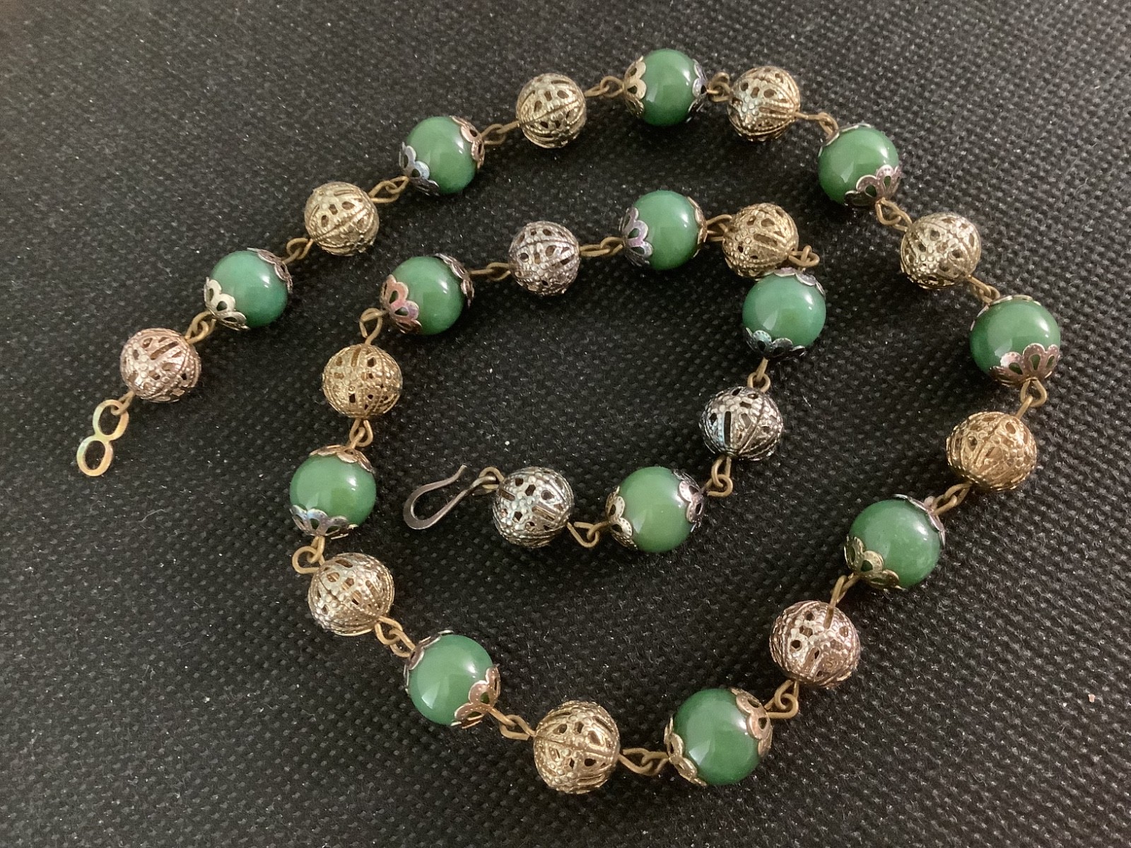 Vintage Art Deco vivid green Jade station beaded necklace 18″