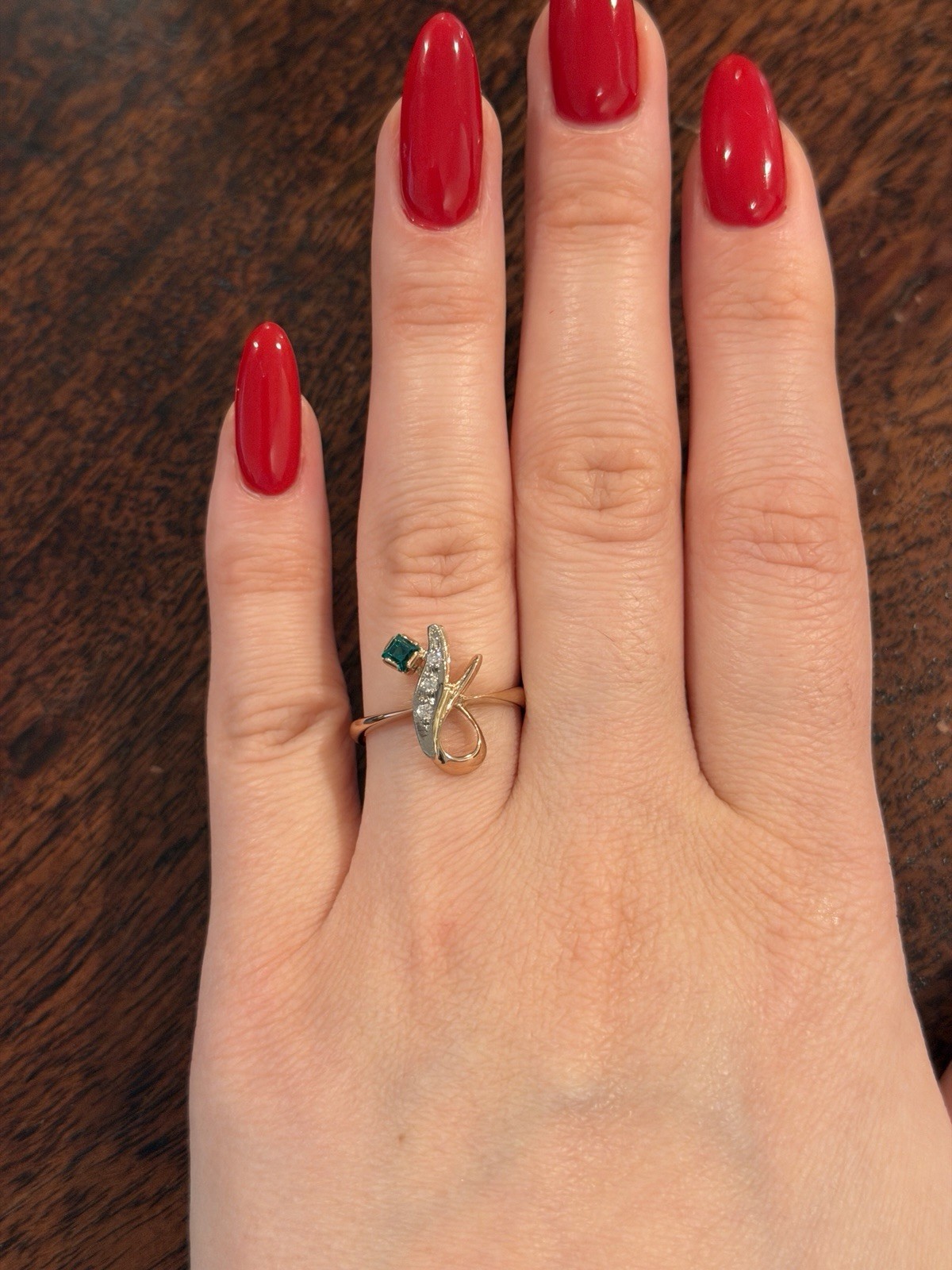 Vintage 14K Gold Emerald & Diamond Accent Ring – Unique Ribbon Design