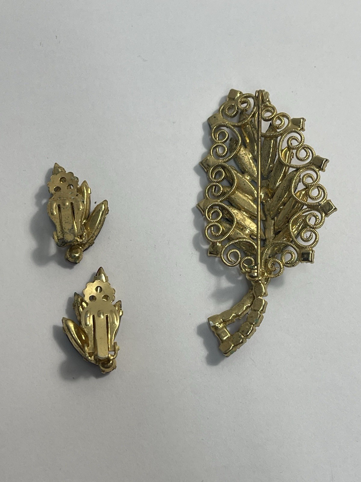 VTG Rhinestone Leaf Brooch Pin Gold Tone Red & Green Accents Matching Earrings
