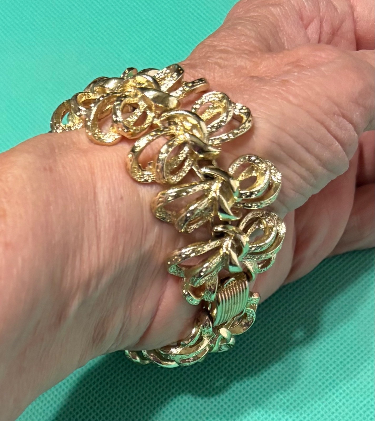 Coro Pegasus Bracelet Vtg Gold Tone Textured Bows Ribbons Design Approx 7 Inches
