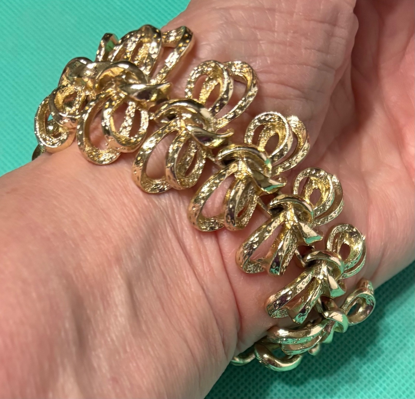 Coro Pegasus Bracelet Vtg Gold Tone Textured Bows Ribbons Design Approx 7 Inches