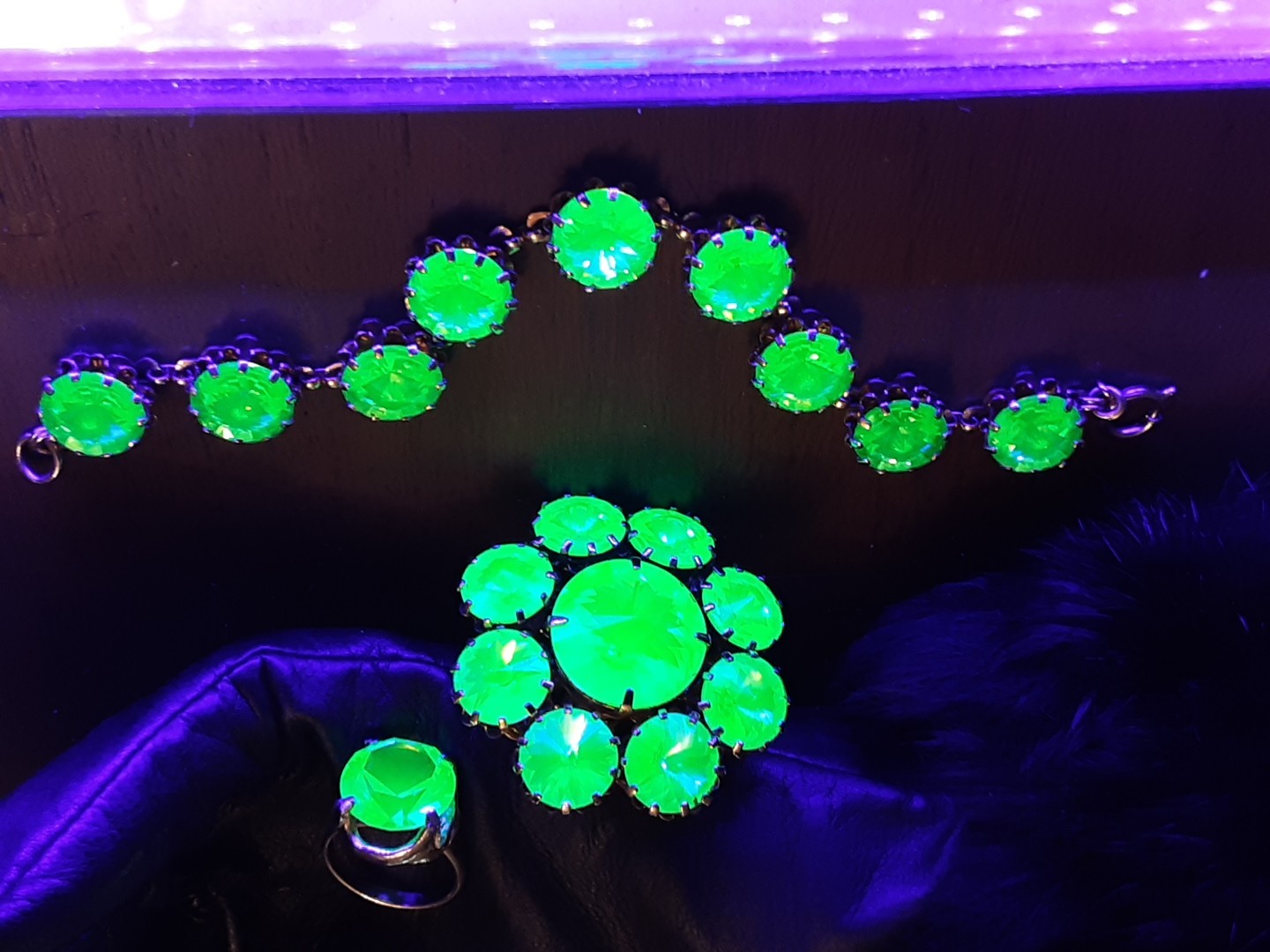 Vtg Light Green Rivoli Brooch, Bracelet, Ring Jewelry Set -Stunning!