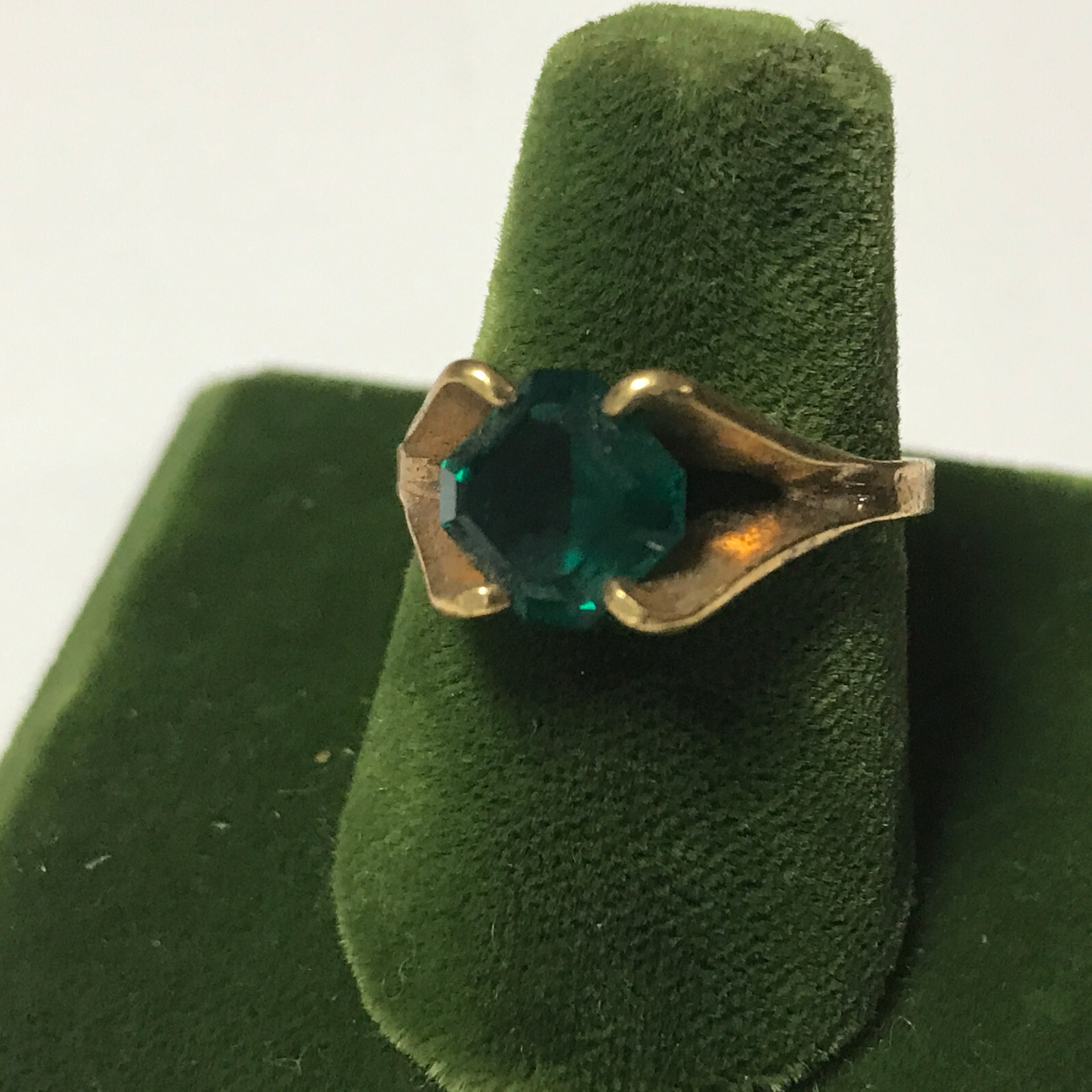 Vintage Simulated Emerald Stamped 18k HGE Ring Size 6 May Birth Stone Green