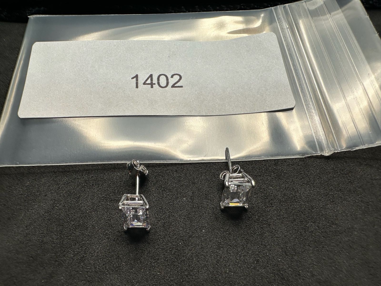 1.20g Vintage Sterling Silver 925 Emerald Cut Clear Earrings Sparkling Studs M