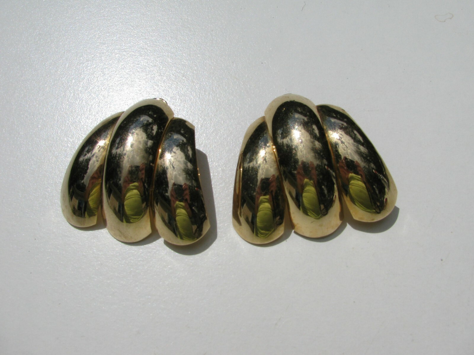 VINTAGE PUFFY YELLOW GOLD TONE PLATED METAL HAUTE COUTURE RUNWAY CLIP EARRINGS